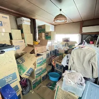 残置物が大量にある室内