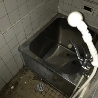 老朽化した浴室