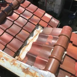 破損した瓦屋根